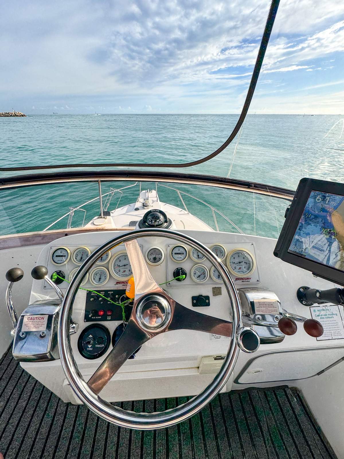 2010 CARIBBEAN 27 FLYBRIDGE CRUISER