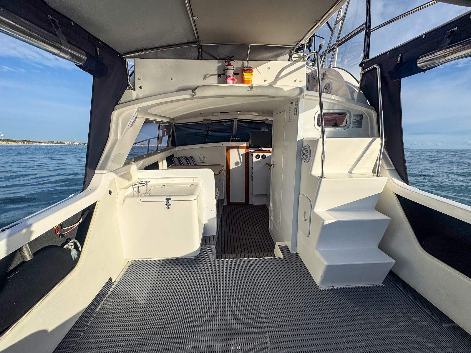 2010 CARIBBEAN 27 FLYBRIDGE CRUISER