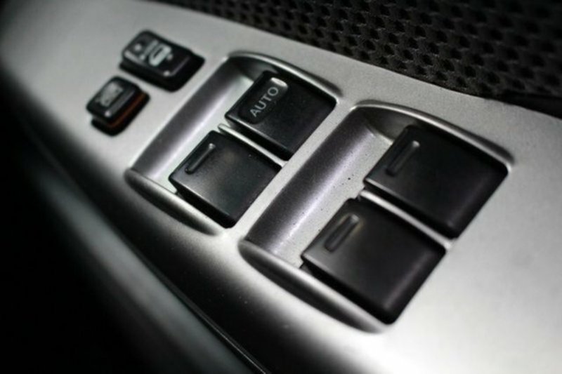 2012 TOYOTA HILUX SR5 (4x4) KUN26R MY12