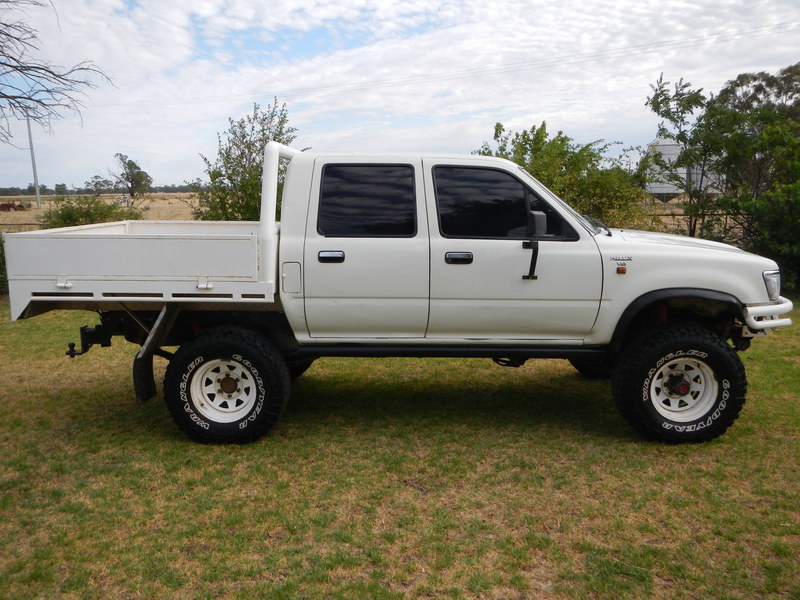 1995 TOYOTA HILUX (4x4) LN106R
