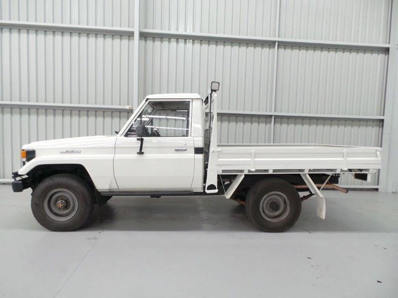 1985 TOYOTA LAND CRUISER HJ75 TRAY TRUCK