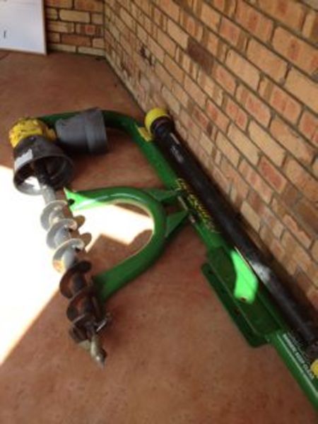 2009 JOHN DEERE 3120 300 LOADER