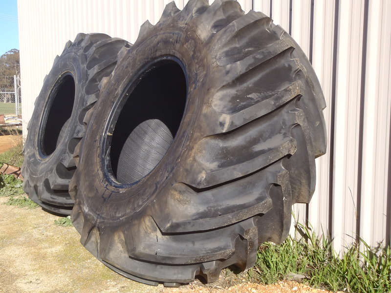 CASE 2 X 30.5L - 32 HB45 Tyres
