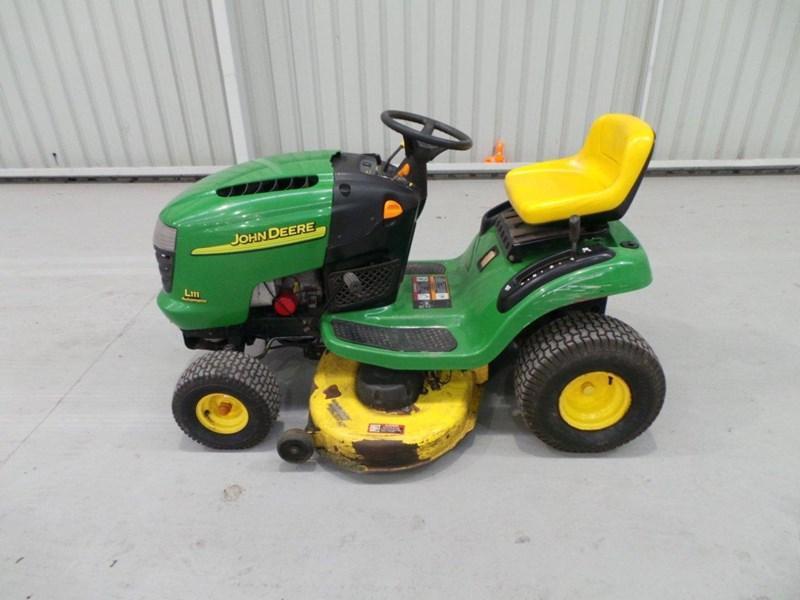 JOHN DEERE L111 RIDE ON MOWER