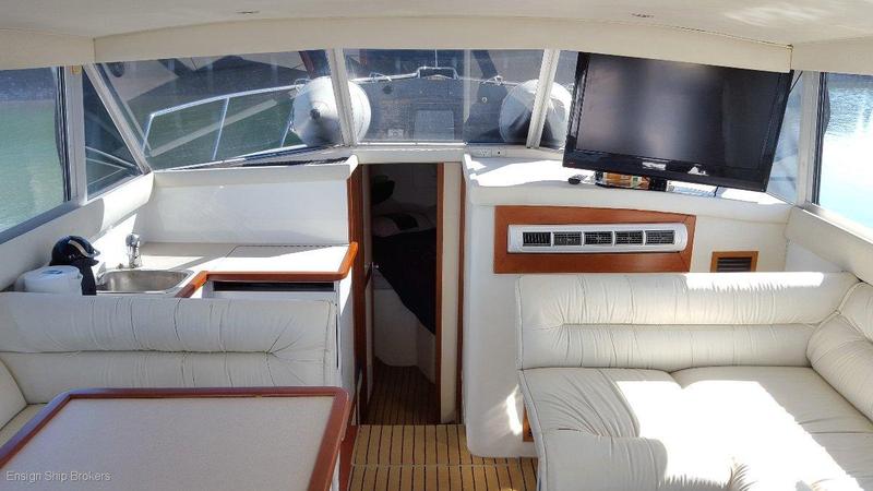 Caribbean 32 Flybridge Cruiser