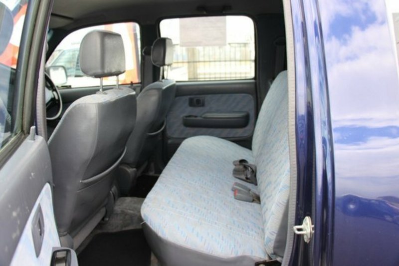 2000 TOYOTA HILUX SR5 (4x4) RZN169R