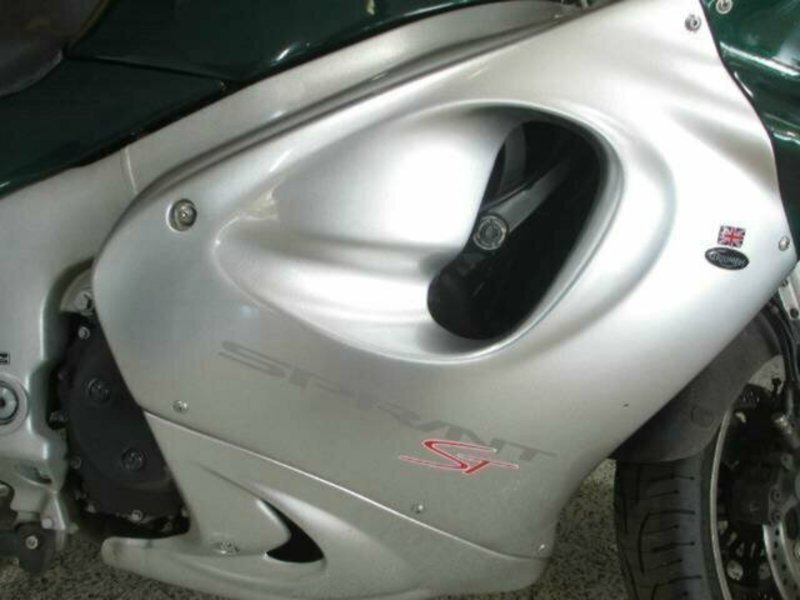 2002 TRIUMPH SPRINT ST (955) Road