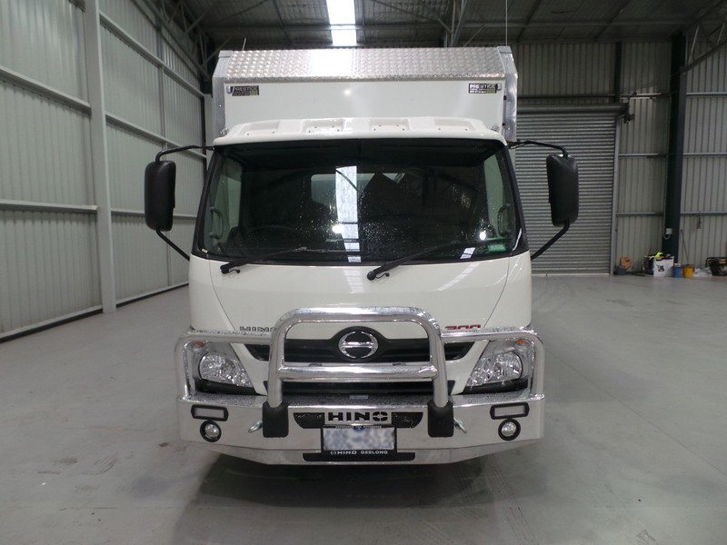 2016 HINO 617 - 300 Series 617 - 300 Series Truck
