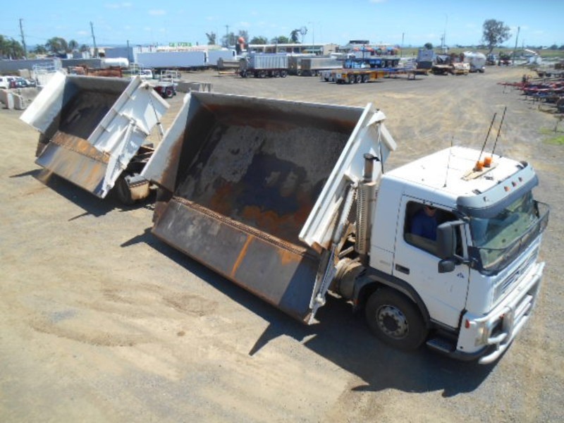2003 VOLVO Volvo Truck with tipping dog Truck