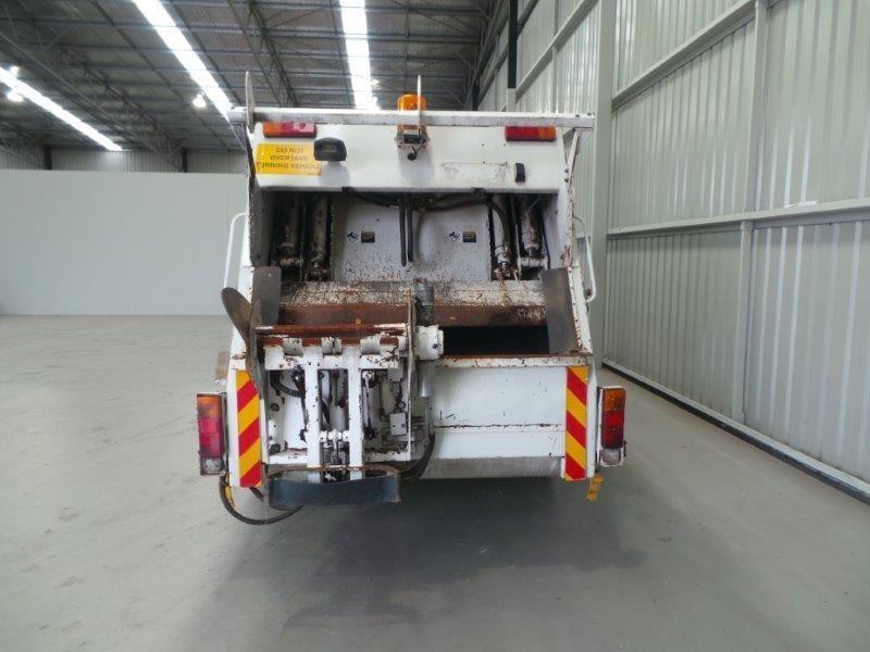 2006 ISUZU NPR400 GARBAGE COMPACTOR