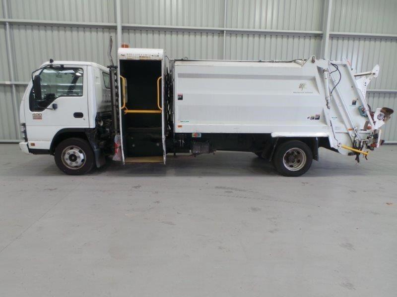 2006 ISUZU NPR400 GARBAGE COMPACTOR