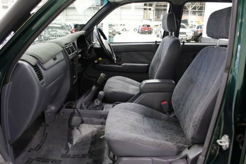 2002 TOYOTA HILUX SR5 (4x4) KZN165R