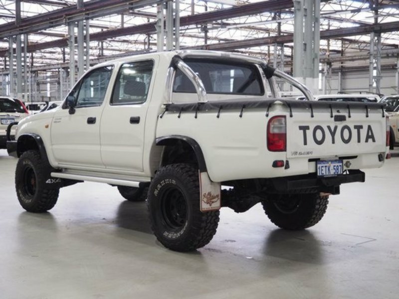 2003 TOYOTA HILUX (4x4) VZN167R