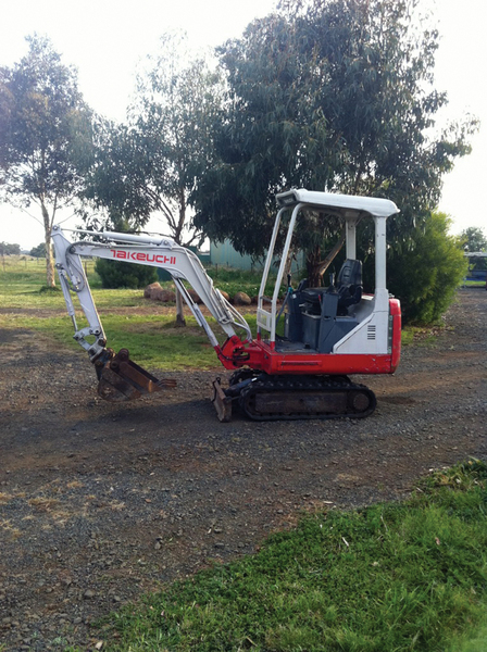 TAKEUCHI MINI EXCAVATOR 1.5 TON