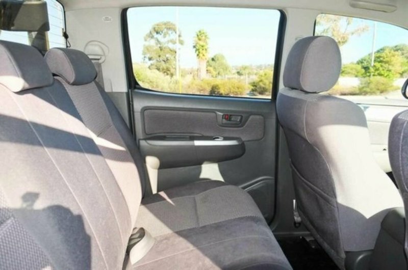 2013 TOYOTA HILUX SR5 (4x4) KUN26R MY12
