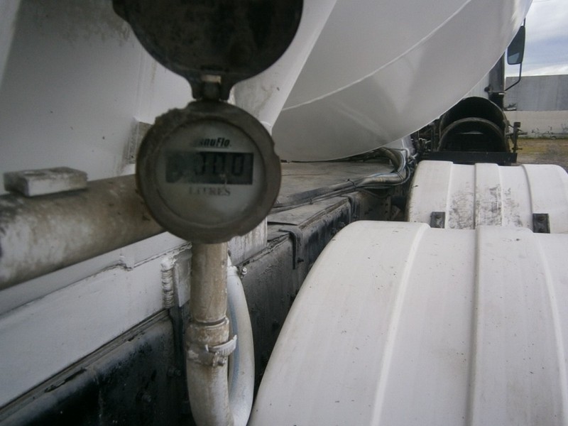 2001 HINO FM Ranger 14 concrete agitator