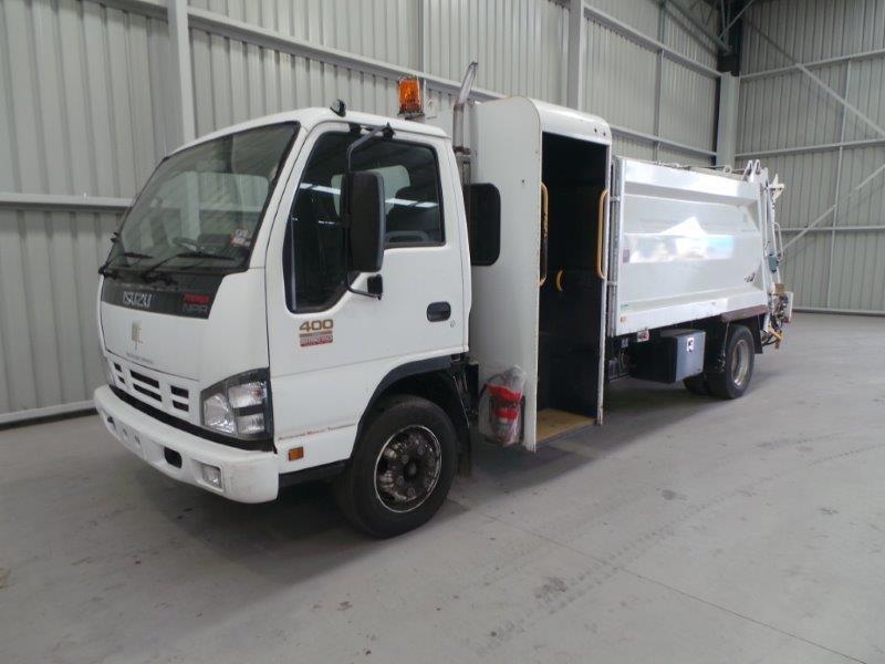 2006 ISUZU NPR400 GARBAGE COMPACTOR