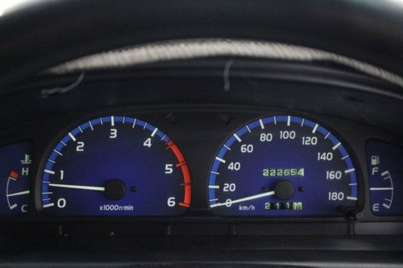 2002 TOYOTA HILUX SR5 (4x4) KZN165R