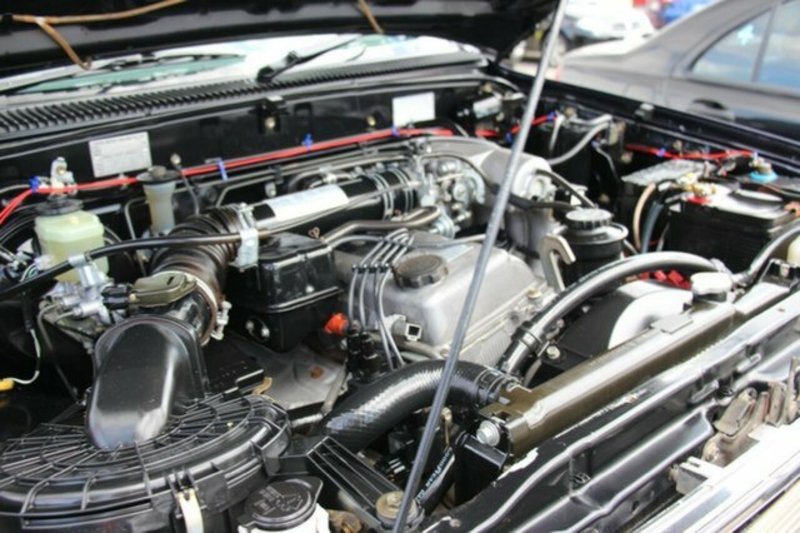 2000 TOYOTA HILUX SR5 (4x4) RZN169R