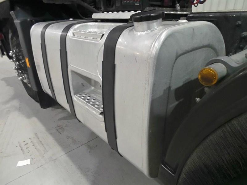 2005 VOLVO FM12