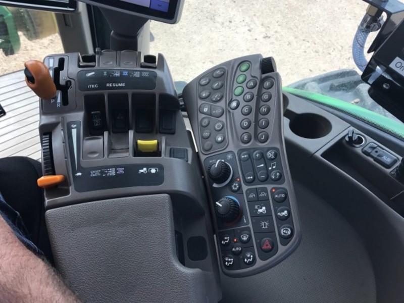 JOHN DEERE 8335R Tractor