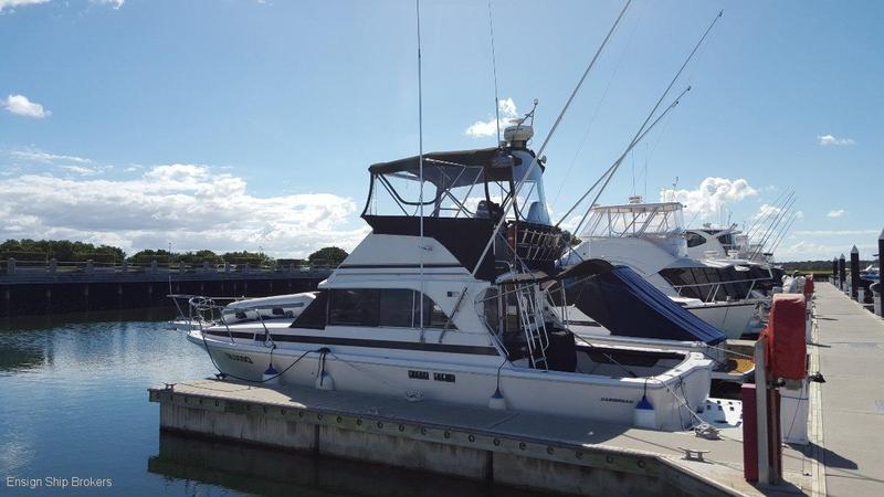 Caribbean 32 Flybridge Cruiser