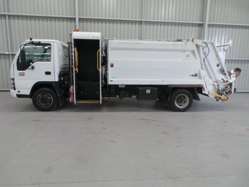 2006 ISUZU NPR400 GARBAGE COMPACTOR