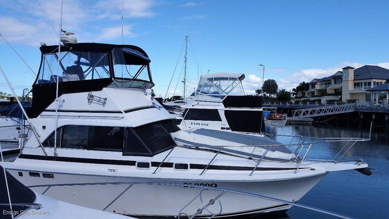 Caribbean 32 Flybridge Cruiser