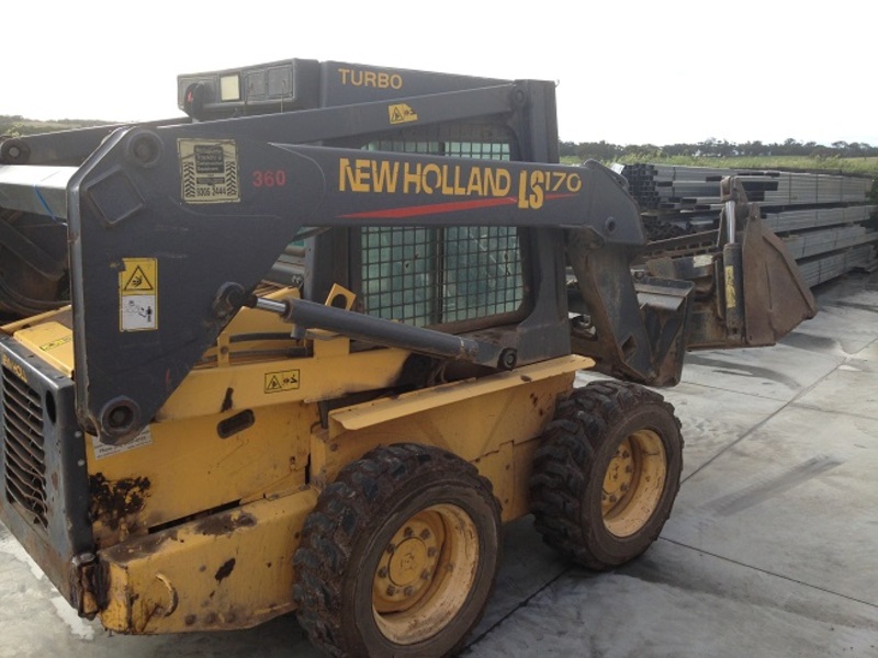 NEW HOLLAND LS170 SKIDSTEER