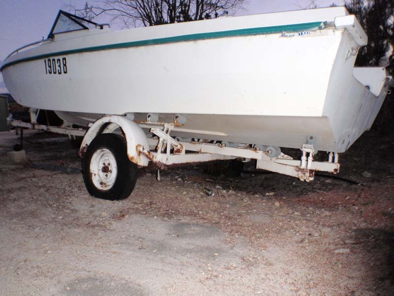 Fibreglass tri hull