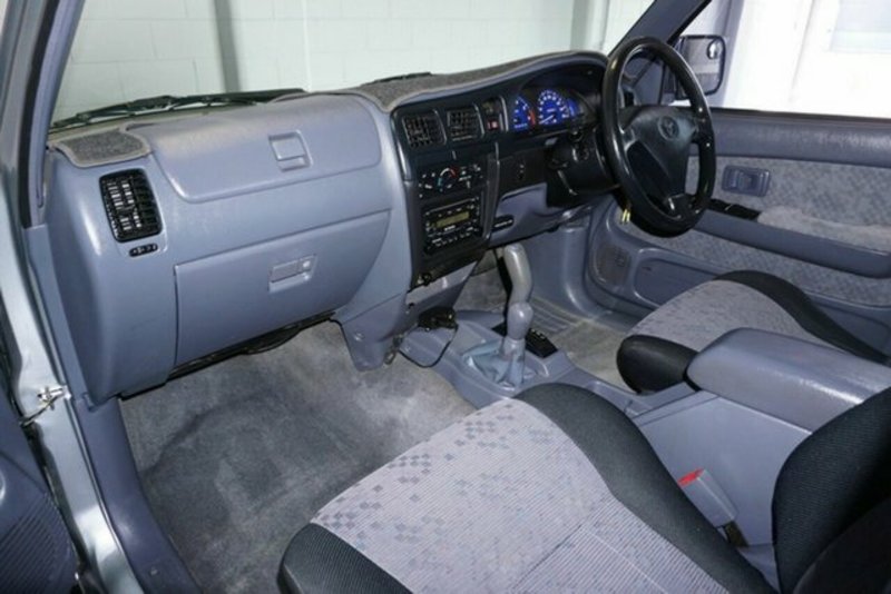2004 TOYOTA HILUX SR5 (4x4) VZN167R