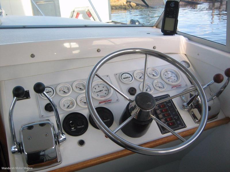 Caribbean 26 Flybridge Cruiser