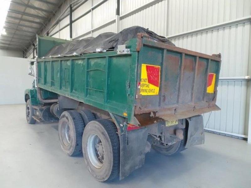 1990 FORD L8000
