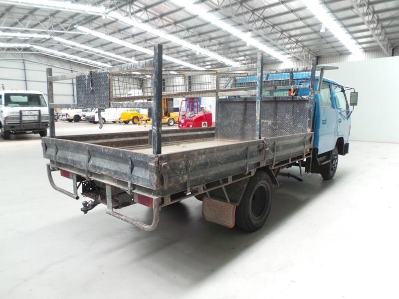 2001 TOYOTA DYNA TRAY TRUCK