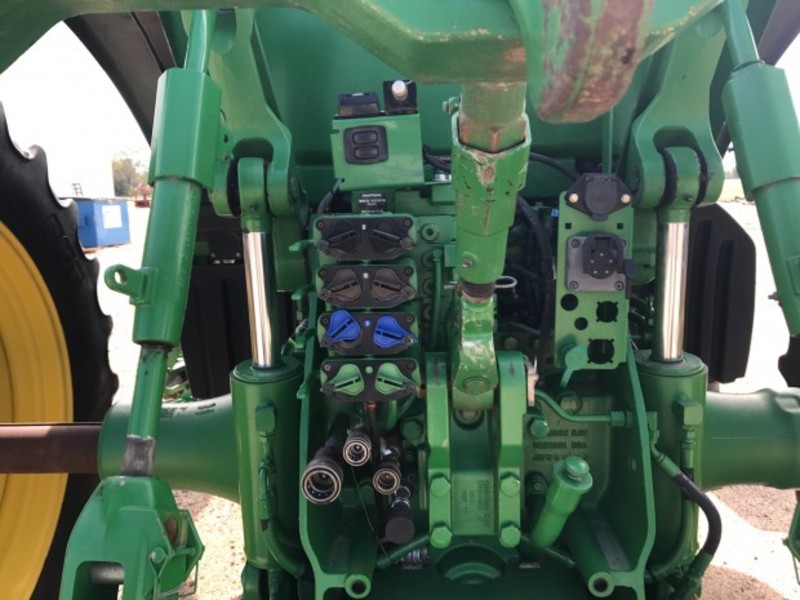 JOHN DEERE 8335R Tractor