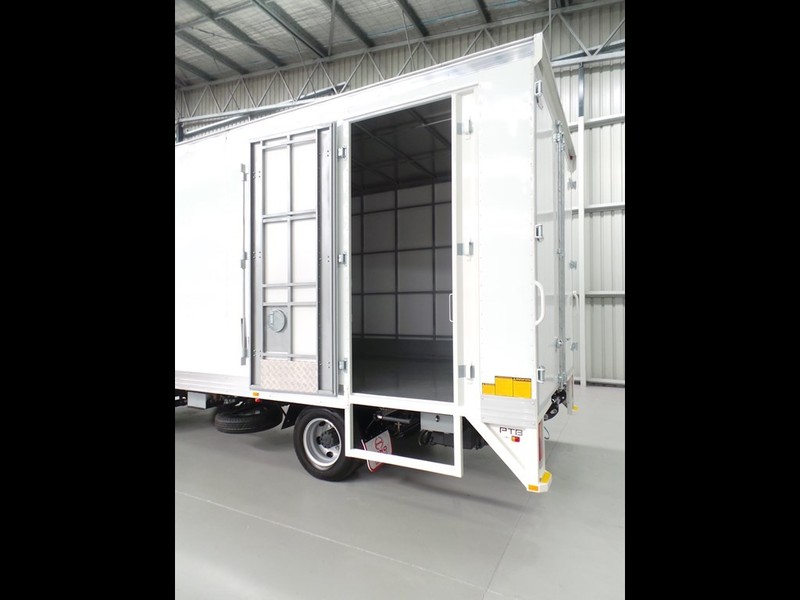 2016 HINO 716 - 300 Series 716 - 300 Series Truck