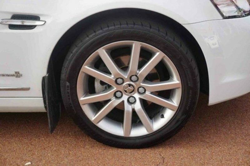2011 HOLDEN CALAIS VE II