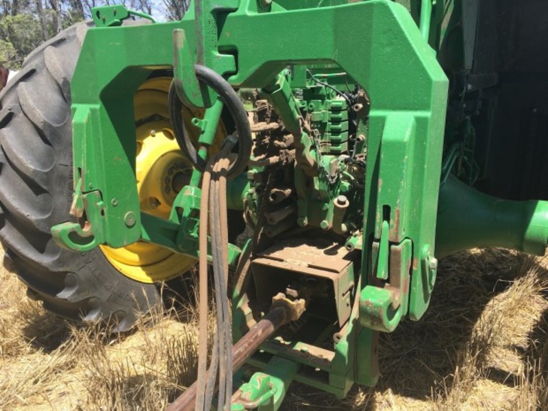 JOHN DEERE 8335R Tractor