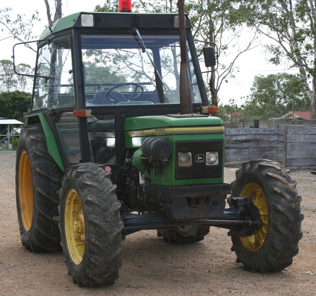 JOHN DEERE 2300 855