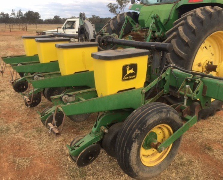 JOHN DEERE 1700 Planters