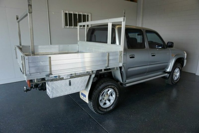 2004 TOYOTA HILUX SR5 (4x4) VZN167R