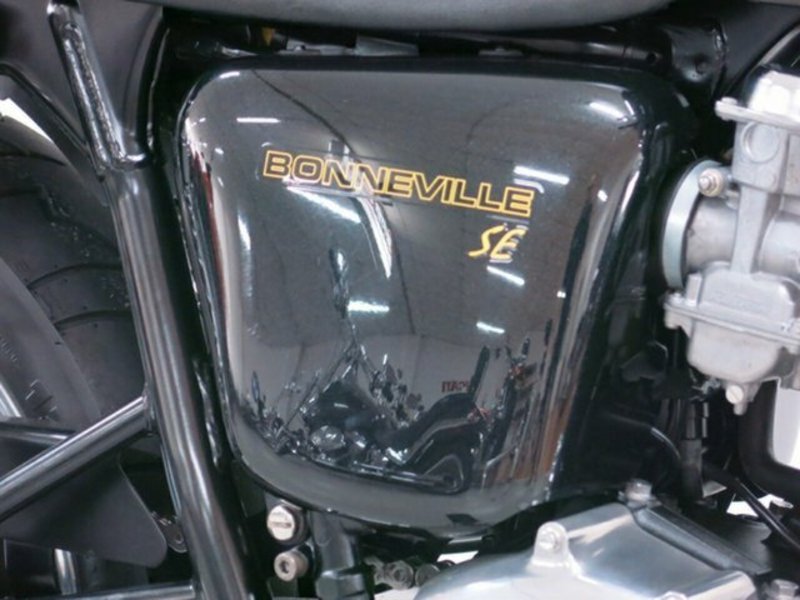 2011 TRIUMPH Bonneville SE