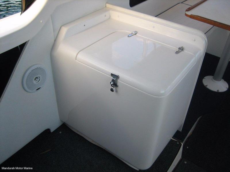 Caribbean 26 Flybridge Cruiser