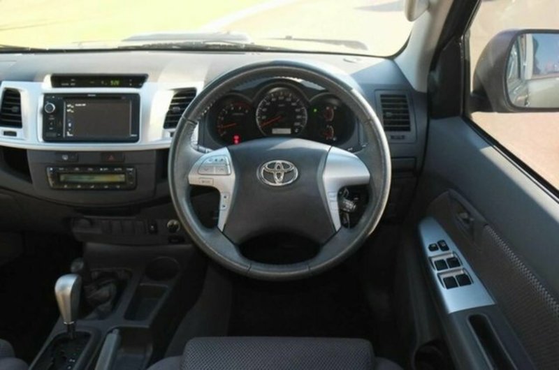 2013 TOYOTA HILUX SR5 (4x4) KUN26R MY12