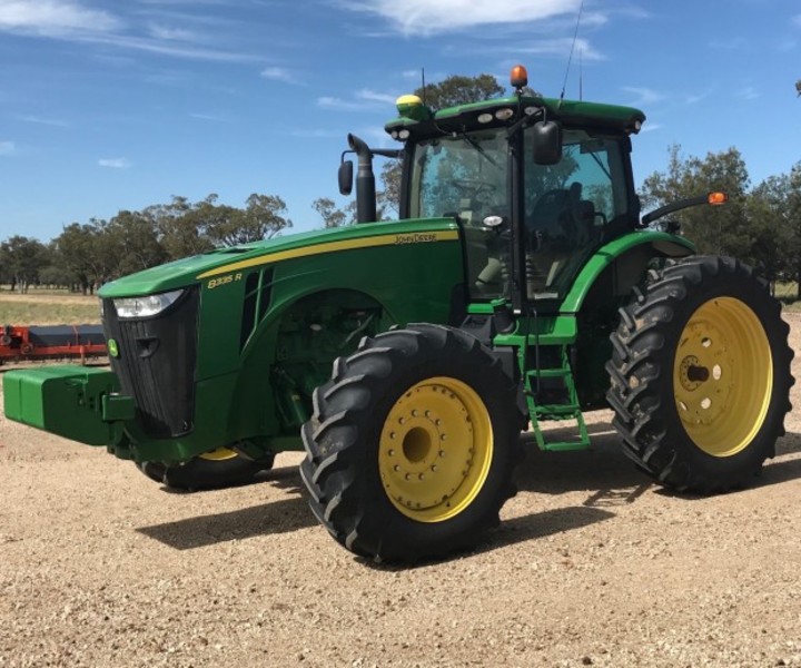 JOHN DEERE 8335R Tractor