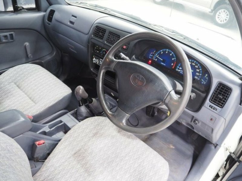 2003 TOYOTA HILUX (4x4) VZN167R