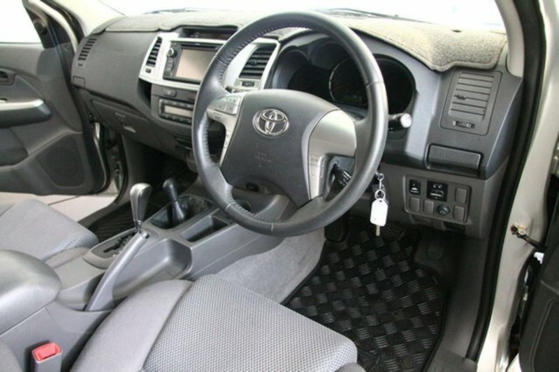 2013 TOYOTA HILUX SR5 (4x4) KUN26R MY12