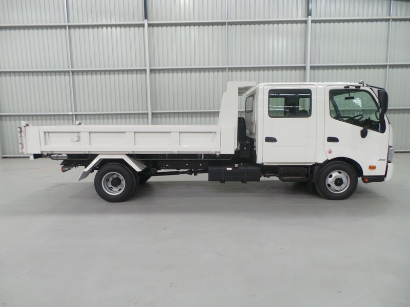 2016 HINO 717 - 300 Series 717 - 300 Series Truck