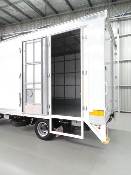 2017 HINO 300 SERIES - 716