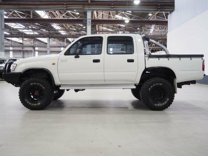 2003 TOYOTA HILUX (4x4) VZN167R